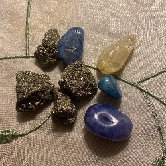 Velvet Bag and set of 4 Tumbled Rocks & 4 pieces of Fools Gold - Picture 2 of 8